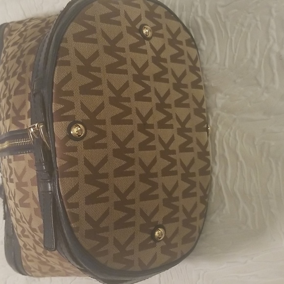 Women's Michael Kors Handbag; Navy Blue and Tan; 15 1/2x12 with 6" Handles - Picture 7 of 11